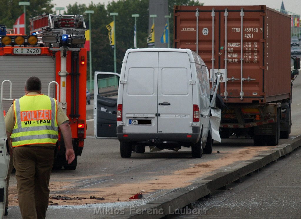 VU Transporter Lkw Zoobruecke Rich Koeln    P34.JPG